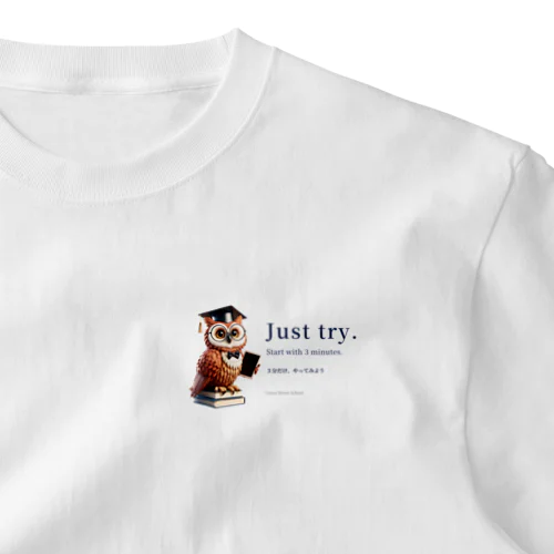 胸元にフクロウとJust try.のデザインを入れた白いワンポイントTシャツ